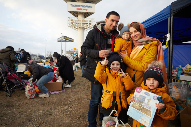 A family from Ukraine pose for a photo in Przemysl, Poland, Feb. 26, 2022. (Xinhua/Meng Dingbo)