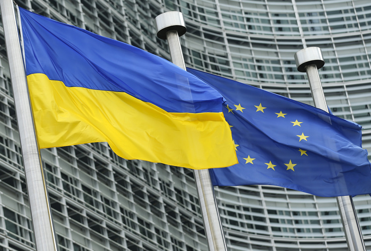 Photo taken on May 24, 2018 shows flags of Ukraine and European Union outside the European Commission headquarters in Brussels, Belgium. (Xinhua/Ye Pingfan)