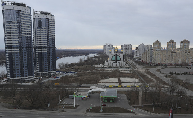 Photo taken on Feb. 27, 2022 shows the empty street in the early morning in Kiev, capital of Ukraine. (Xinhua/Li Dongxu)