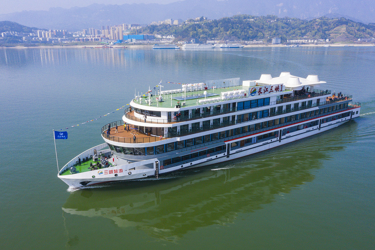 The Yangtze River-Three Gorges Dam 1 cruise ship sets off its maiden voyage in Hubei, China, March 29, 2022.（CFP）