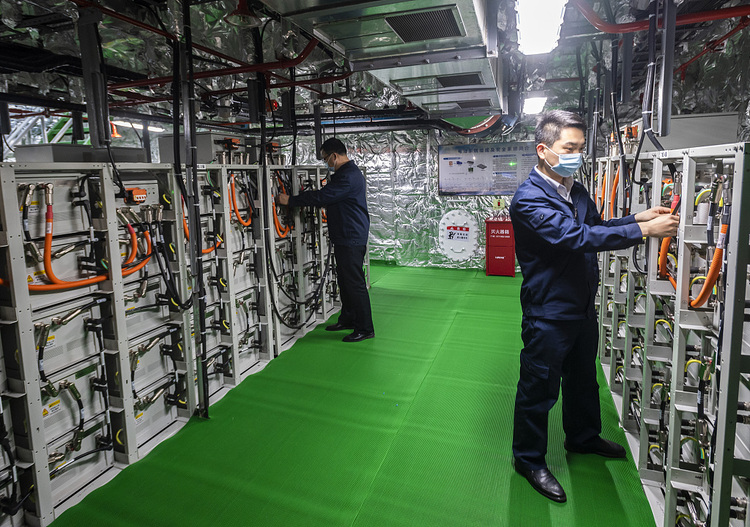 The battery packs of the Yangtze River-Three Gorges Dam 1 cruise ship, March 28, 2022. （CFP）