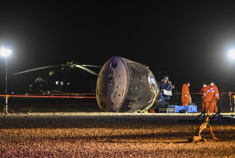 The return capsule of the Shenzhou-14 manned spaceship touches down safely at the Dongfeng landing site in north China's Inner Mongolia Autonomous Region, Dec. 4, 2022. (Xinhua/Lian Zhen)