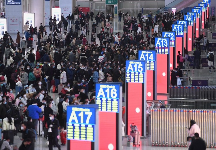 Passengers are pictured in Shenzhen North Railway Station during the Spring Festival travel rush in Shenzhen, south China's Guangdong Province, Jan. 7, 2023. (Xinhua/Mao Siqian)