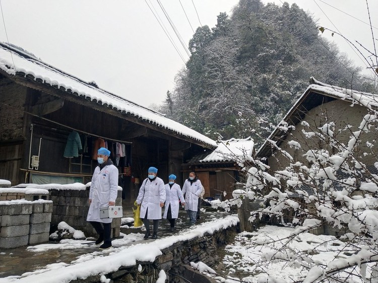 Rural doctors visit local households to provide medical support in Jiwei Town of Huayuan County, central China's Hunan Province, Dec. 29, 2022. (Photo by Jian Biao/Xinhua)