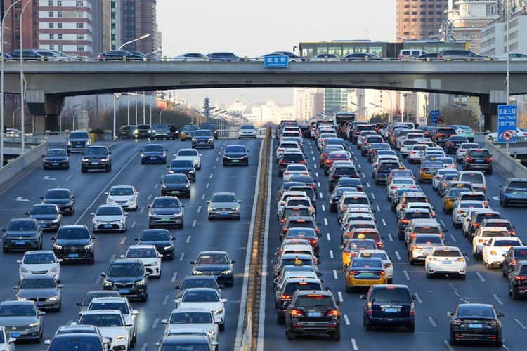 Vehicles run on Jianguo Road in Chaoyang District of Beijing, capital of China, Jan. 3, 2023. (Xinhua/Ju Huanzong)