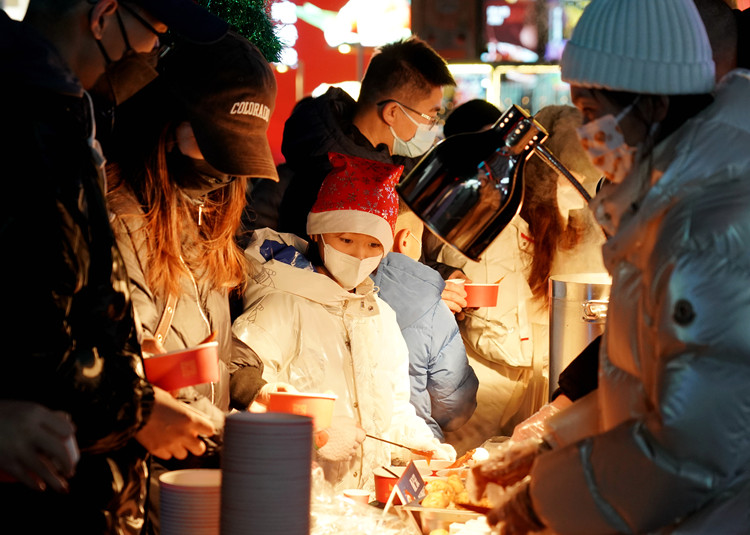 People select food at a business center in Beijing, capital of China, Dec. 25, 2022. (Xinhua/Zhang Chenlin)