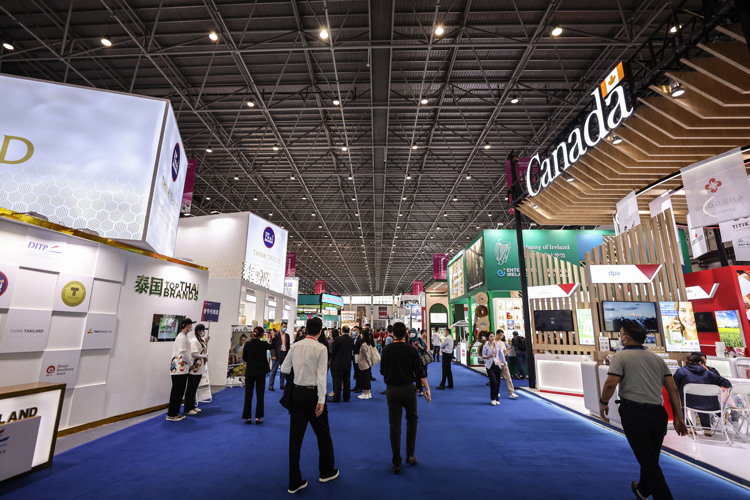 People visit the third China International Consumer Products Expo (CICPE) in Haikou, capital city of south China's Hainan Province, on April 10, 2023. (Xinhua/Zhang Liyun)