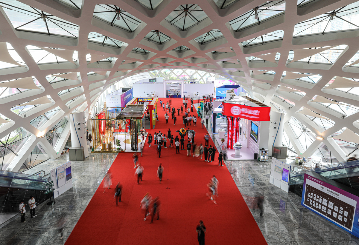 This photo taken on April 10, 2023 shows a view inside the venue of the third China International Consumer Products Expo (CICPE) in Haikou, capital city of south China's Hainan Province. (Xinhua/Pu Xiaoxu)