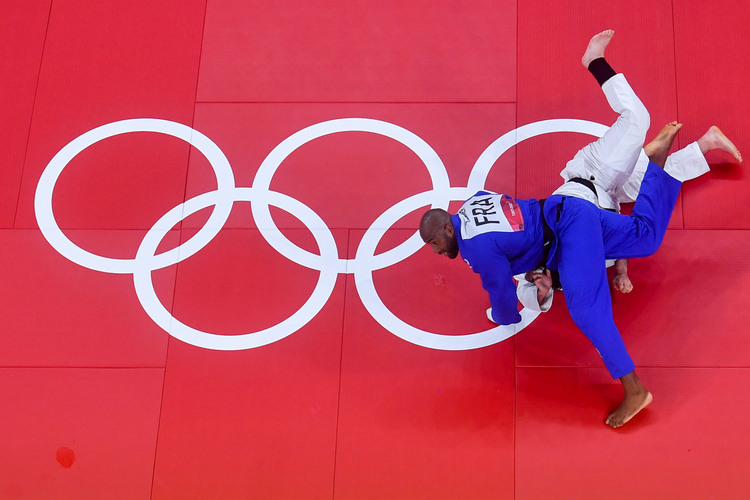 Teddy Riner (front) of France in action against Japan's Wolf Aaron during the Judo Mixed Team Final at the Tokyo 2020 Olympic Games, July 31, 2021. (Xinhua/Chen Yichen)