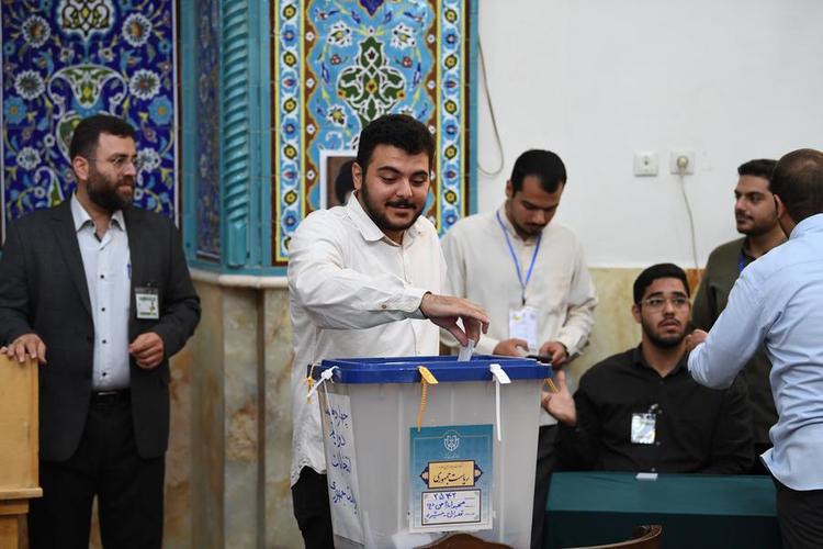 A voter casts his ballot for Iran's presidential election at a polling station in Tehran, Iran, June 28, 2024. (Xinhua/Shadati)