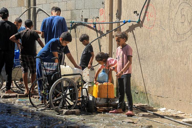 People fetch water in the southern Gaza Strip city of Khan Younis, on July 2, 2024. (Photo by Rizek Abdeljawad/Xinhua)