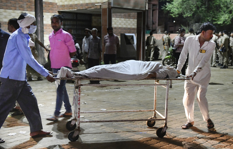 People carry the body of a stampede victim on a stretcher outside a hospital in Hathras of India's northern state of Uttar Pradesh, July 3, 2024. (Xinhua)