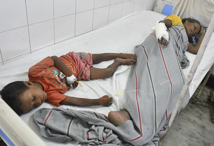 Injured people receive medical treatment after a stampede at a hospital in Hathras of India's northern state of Uttar Pradesh, July 3, 2024. (Xinhua)