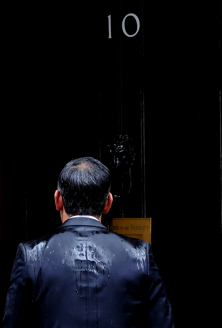 File Photo: British Prime Minister Rishi Sunak returns to 10 Downing Street after delivering a speech in London, Britain, on May 22, 2024. (Xinhua)