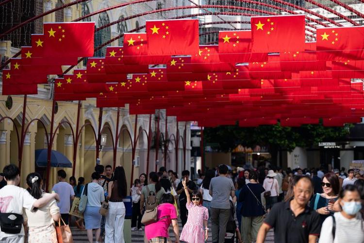 Tourists visit the Senado Square in Macao, south China, Oct. 1, 2024. (Xinhua/Cheong Kam Ka)