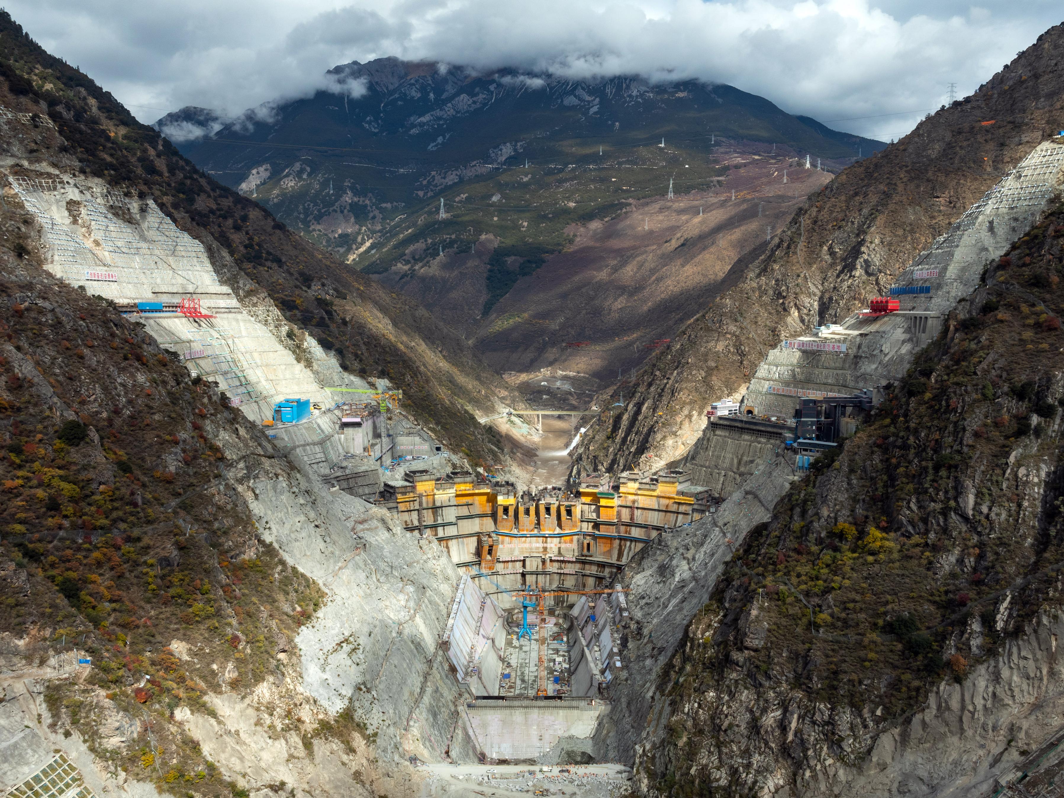 Temperature control crack prevention at high altitude hydropower station