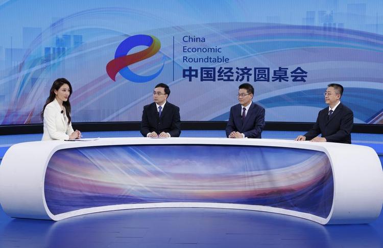 Guests attend the latest episode of the China Economic Roundtable, an all-media talk show hosted by Xinhua News Agency. (Xinhua/Jin Liwang)