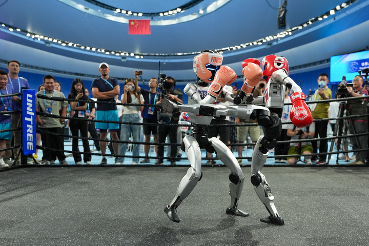 Humanoid robots combat during a kickboxing match at the 2025 World Humanoid Robot Games in Beijing, capital of China, Aug. 15, 2025. (Xinhua/Ju Huanzong)