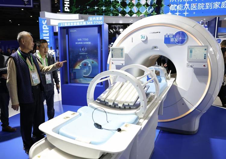 Visitors learn about the MR7700 multinuclear magnetic resonance scanner of Philips, which made its debut in China, during the 8th China International Import Expo (CIIE) in east China's Shanghai, Nov. 6, 2025. (Xinhua/Meng Chenguang)