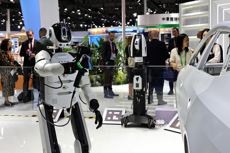 Visitors view Hexagon's industrial humanoid robot AEON demonstrating the three-dimensional scanning, which is the first exhibition of industrial automation application scenarios of AEON in China, during the 8th China International Import Expo (CIIE) in east China's Shanghai, Nov. 5, 2025. (Xinhua/Fang Zhe)