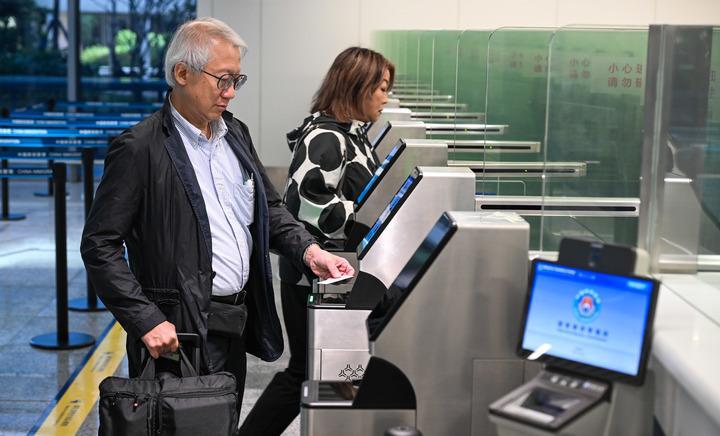 Inbound passengers go through border inspection procedures at Haikou Meilan International Airport in Haikou, south China's Hainan Province, Oct. 15, 2025. (Xinhua/Yang Guanyu)