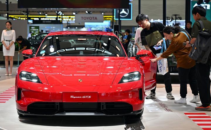 Visitors view a new energy vehicle displayed during the 2025 World New Energy Vehicle Congress in Haikou, south China's Hainan Province, Sept. 27, 2025. (Xinhua/Guo Cheng)