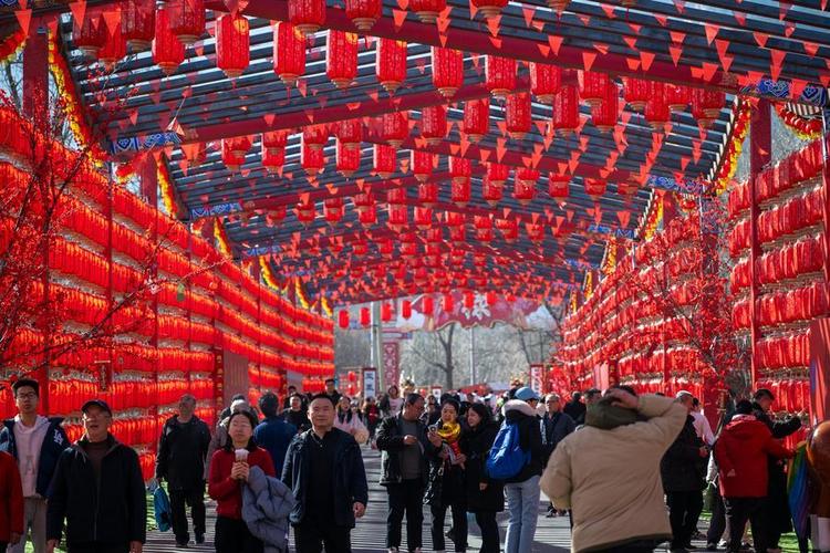 Turistas visitam uma feira no distrito de Haidian, em Pequim, capital da China, em 19 de fevereiro de 2026. (Xinhua/Hu Jingwen)