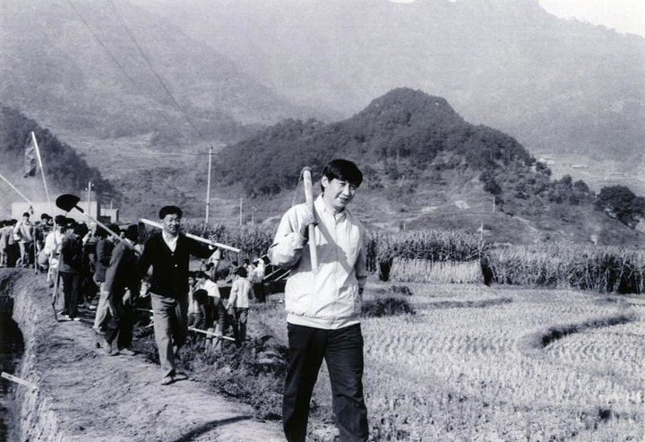 File photo taken in 1988 shows Xi Jinping (front), then secretary of the Ningde Prefecture Committee of the Communist Party of China, participates in farm work during his investigation in the countryside. (Xinhua)