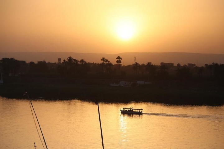 Esta foto, tirada em 14 de maio de 2026, mostra um barco no rio Nilo, na província de Luxor, Egito. (Xinhua/Ahmed Gomaa)