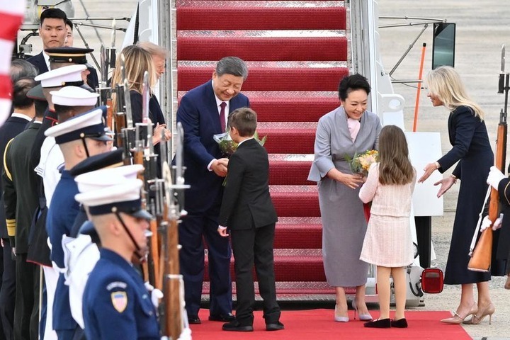 U.S. children present flowers to Chinese President Xi Jinping and his wife Peng Liyuan at Joint Base Andrews in the United States, Sept. 23, 2026. (Xinhua/Zhai Jianlan)
