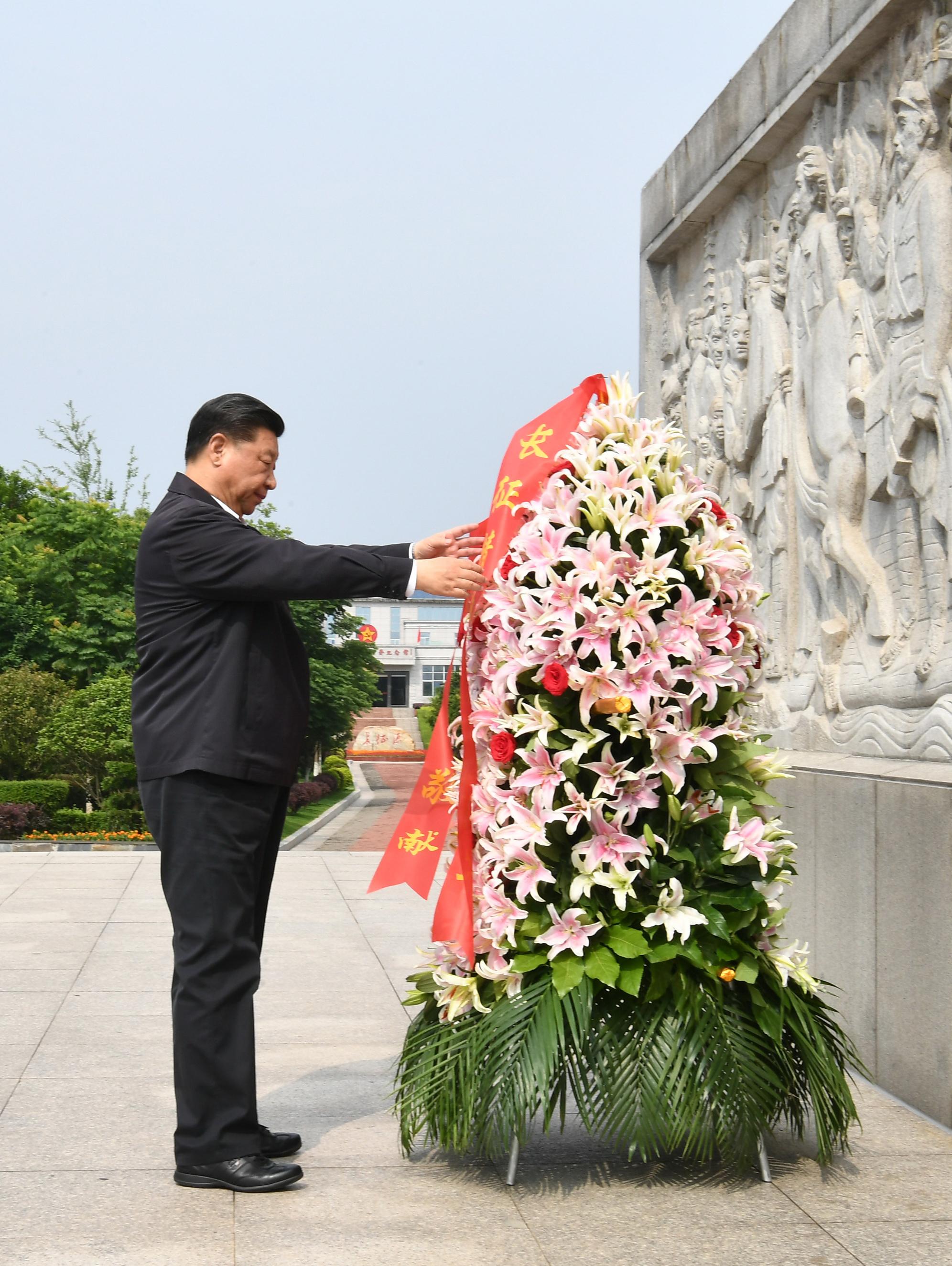 Chinese President Xi Jinping, also general secretary of the Communist Party of China Central Committee and chairman of the Central Military Commission, pays tribute to and lays a floral basket at a monument marking the departure of the Long March in Yudu County of Ganzhou City, east China's Jiangxi Province, May 20, 2019. (Xinhua/Xie Huanchi)