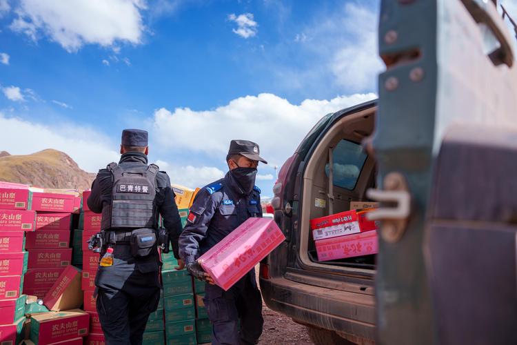 Policemen transfer relief supplies in Baqen County, Nagqu City, southwest China's Xizang Autonomous Region, Oct. 23, 2026. (Xinhua/Tenzin Nyida)