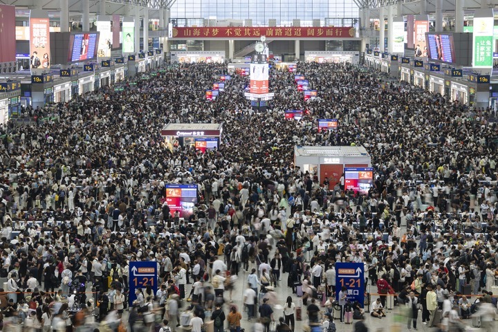 Passengers wait for trains at the waiting hall of Shanghai Hongqiao Railway Station in east China's Shanghai, Oct. 1, 2026. (Xinhua/Wang Xiang) Passengers wait for trains at the waiting hall of Shanghai Hongqiao Railway Station in east China's Shanghai, Oct. 1, 2026. The transportation network of the country witnessed a travel peak on the first day of the National Day holiday. (Xinhua/Wang Xiang)