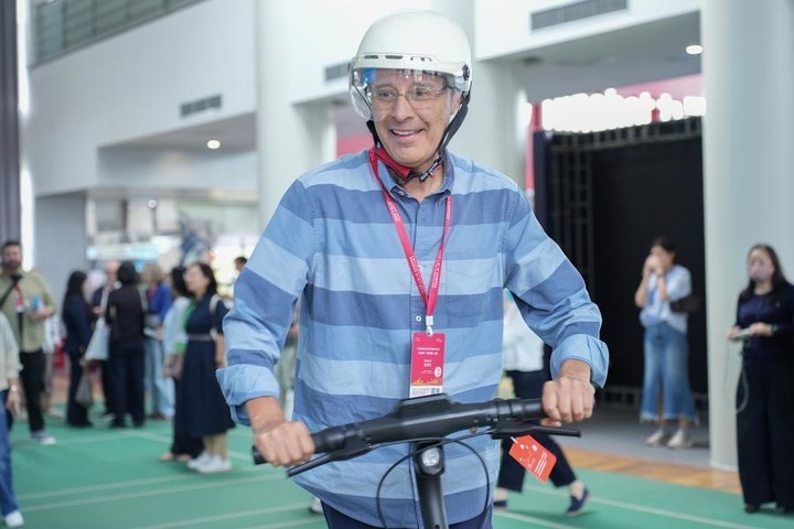 A journalist from Mexico test-rides an electric scooter in Segway-Ninebot, a renowned electric two-wheeler maker, in Changzhou, east China's Jiangsu Province, Oct. 13, 2026. (Photo by Zhao Yanchao/Xinhua)