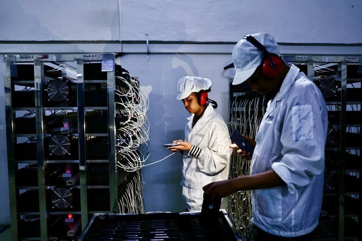 Workers perform aging tests on smartphones at a Tecno factory in Addis Ababa, Ethiopia, Oct. 13, 2026. (Xinhua/Geng Xinning)